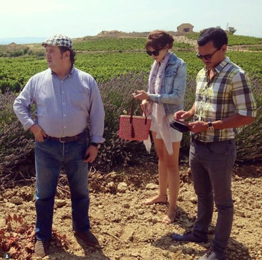 Visiting growers among the vineyards